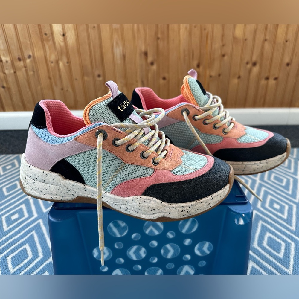 Täōs Advanced sneakers, Women’s Size 9, Multi colored (teal, peach and coral)